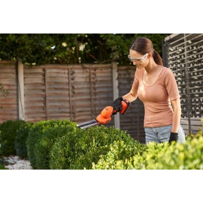 11. 18V Akku-Heckenschere, 20cm BCSS18D1-QW BLACK+DECKER