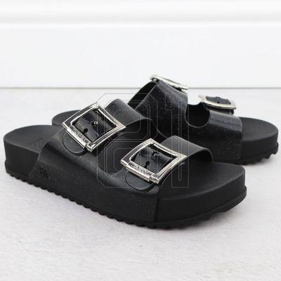 2. Zaxy RR285058 W INT2135C Flip-Flops