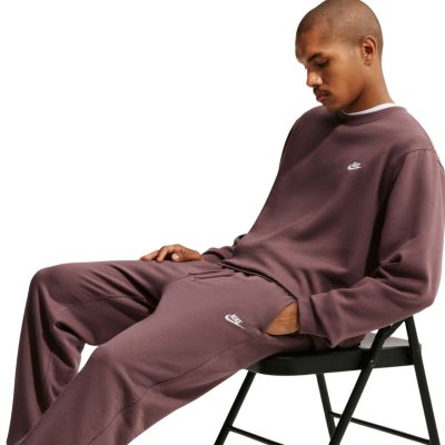 12. Nike Club Herrenhose Braun FN3801 502