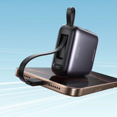 8. Joyroom JR-PBF27 10000 mAh 22,5 W Powerbank mit integrierten USB-C- und Lightning Kabeln - Schwarz