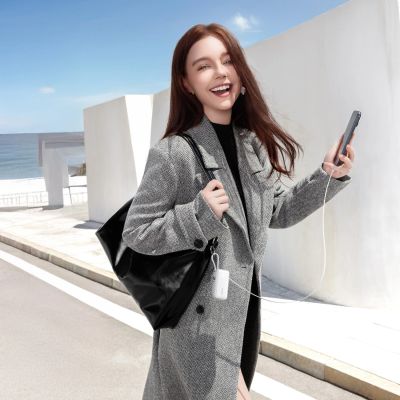 3. Joyroom JR-PR2L 10000mAh 35W Powerbank mit integriertem, einziehbarem USB-C-Kabel und Lightning Kabel mit Trageschlaufe – Weiß