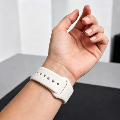 8. Tech-Protect Silikonarmband für Apple Watch 44 / 45 / 46 / 49 mm – Beige