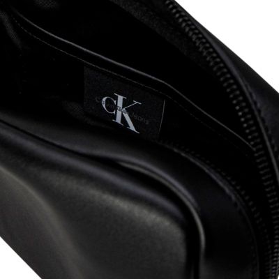8. Calvin Klein Jeans – Kleine Tasche mit Plakette K50K508221