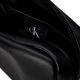 8. Calvin Klein Jeans – Kleine Tasche mit Plakette K50K508221