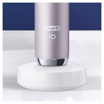 53. Oral-B iO Series 9 Zahnbürste mit Rosenquarz-Finish