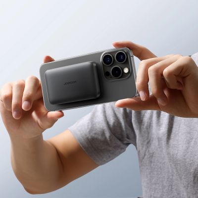 9. Powerbank Joyroom JR-W020 Mini 5000 mAh USB-A USB-C induktiv 20 W – schwarz + USB-C/USB-C-Kabel