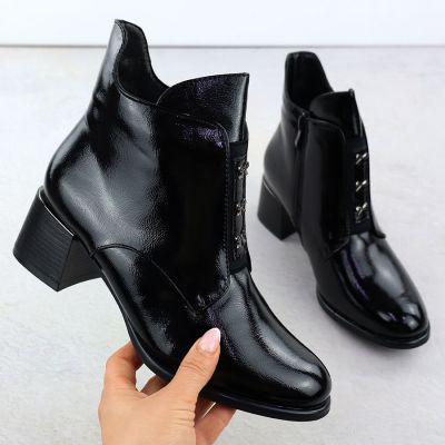 2. Lack-Stiefeletten für Damen mit Schleifen und Blockabsatz, schwarz M.Daszyński 2481