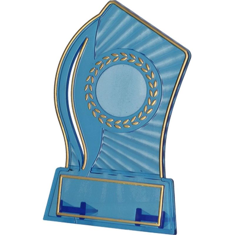 7. Trophäe aus transparentem, goldfarbenem Kunststoff mit Platz für einen 25-mm-Aufkleber und eine 47 mm × 14 mm große TM-Plakette.