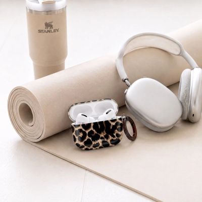6. Tech-Protect Lamano Hülle für AirPods 4/5 – schwarz und braun