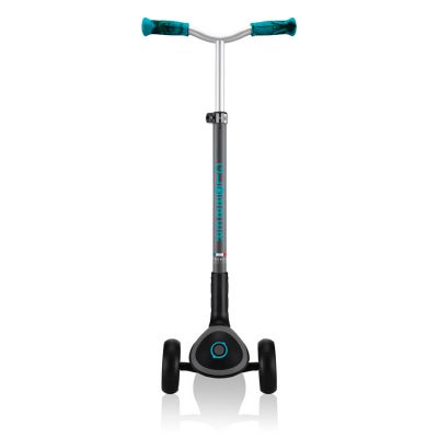 9. Globber Master Prime 3-Rad-Scooter / Schwarz - Blaugrün 664-105