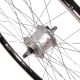 17. 28-Zoll-Vorderrad mit Shimano-Nabe, schwarze Felge