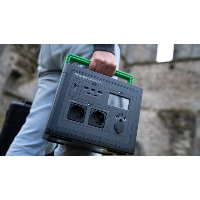 Tragbare Powerstation APC OffGrid 730, 738 Wh Lithium-Ionen, LCD, 2 CEE 7/3 Schuko-Steckdosen, Sinuswelle, 3 USB-A, 2 USB-C, kabelloses Ladegerät