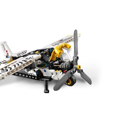 4. LEGO Technic 42198 Frachtflugzeug