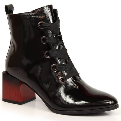 Isolierte Lackstiefeletten mit dekorativem Absatz Potocki W WOL99