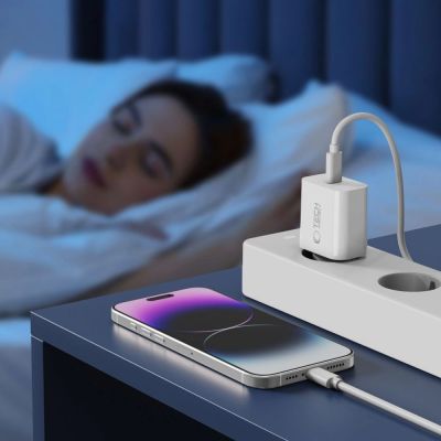 11. Tech-Protect NC20W Wandladegerät mit 100 cm USB-C-/Lightning-Kabel – Weiß
