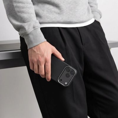6. Tech-Protect Ion Carbon MagSafe Hülle für iPhone 18 Pro Max / 17 Pro Max – Schwarz und Silber