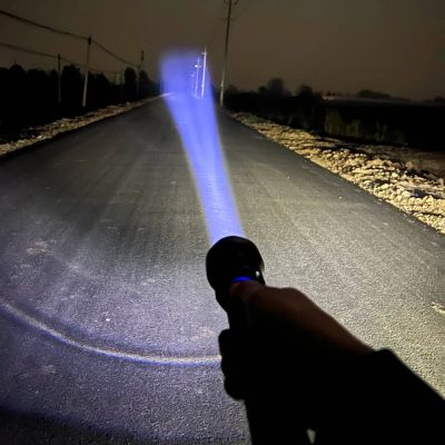 8. Wozinsky WLT-20W taktische Taschenlampe, 20 W, 2000 lm, CREE-Dioden, IP65, mit einstellbarem Lichtkegel – Schwarz