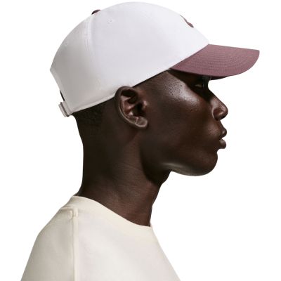 6. Nike Club Cap Weiß und Lila FB5368 104
