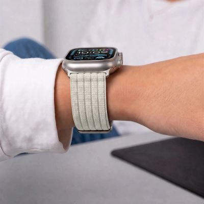6. Tech-Protect Nylon-Sportarmband für Apple Watch 44 / 45 / 46 / 49 mm – Beige