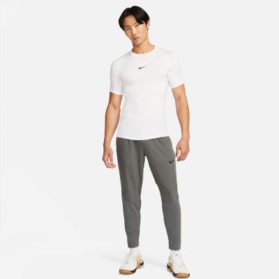 3. Nike Pro LS T-Shirt FB7932-100