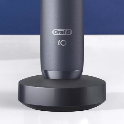 4. Braun Oral-B iO8 BLACK Elektrische Zahnbürste