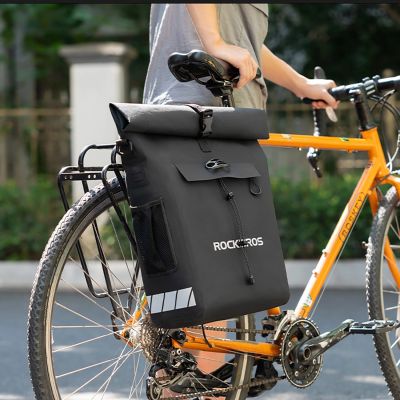 7. Rockbros Fahrradtasche mit Rucksackfunktion, wasserdicht, mit Helmbefestigung 18l - Schwarz