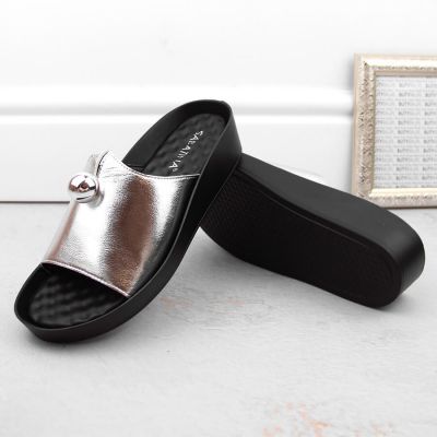 39. Beige, geschlossene Sandalen mit Lochmuster von Sabatina für Damen