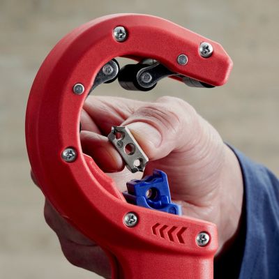 26. Knipex 90 23 01 BK Handrohrschneider