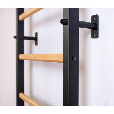 18. Turnwand-Stangen aus Holz und Metall mit hölzerner Hantelbank K 711W