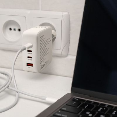 4. Qoltec 140W GaN-Wandladegerät | 5–20 V | 2,5–5 A | 3 x USB-C PD | 1 x USB QC 3.0 | Weiß