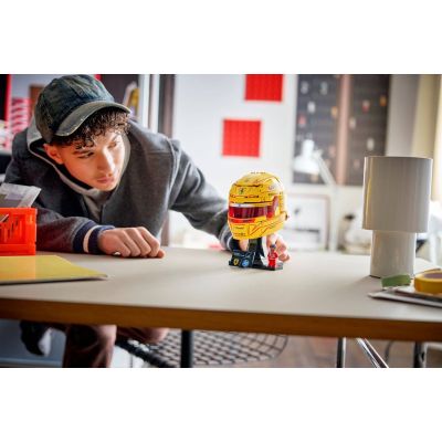 9. LEGO Editions 43022 – Lewis Hamilton Scuderia Ferrari HP Helm
