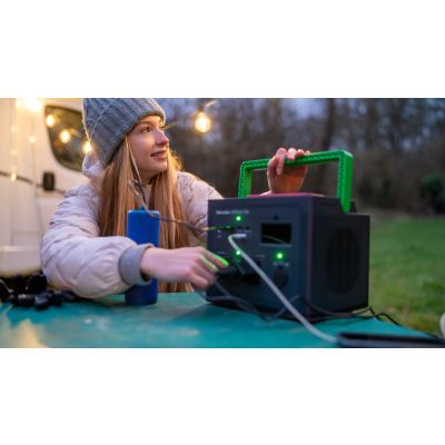 14. Tragbare Powerstation APC OffGrid 730, 738 Wh Lithium-Ionen, LCD, 2 CEE 7/3 Schuko-Steckdosen, Sinuswelle, 3 USB-A, 2 USB-C, kabelloses Ladegerät