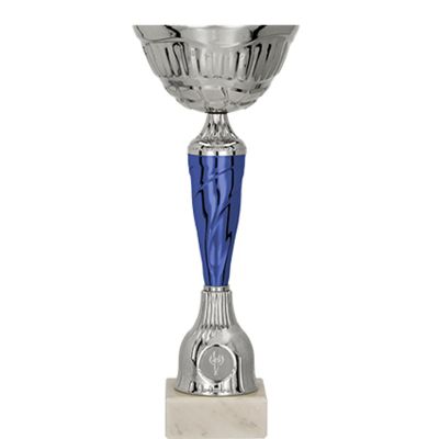 3. Silberner und blauer Metallbecher