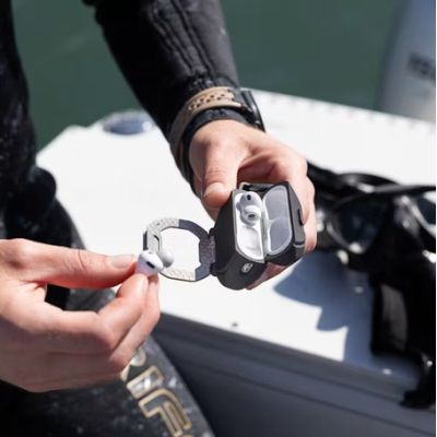 11. UAG Monarch – Schutzhülle für AirPods Pro 3 (oliv/silber)