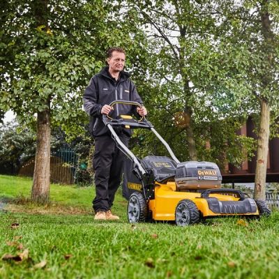 3. DeWalt DCMW564P2-QW Akku-Rasenmäher (480 mm)