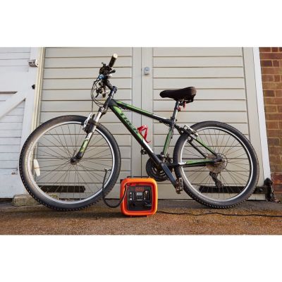 2. BLACK+DECKER Automotive ASI400-XJ Auto-Luftkompressor