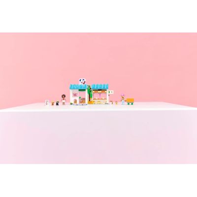 7. LEGO Friends 42677 Hundeleckerli-Bäckerei