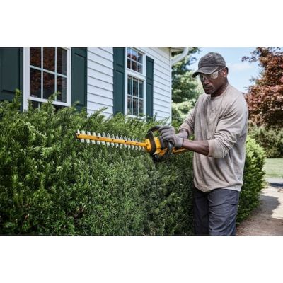 3. DeWALT DCMHT573X1-QW Elektrische Heckenschere mit Doppelklinge, 4,1 kg