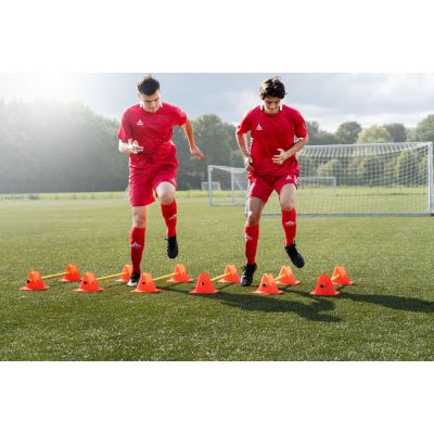 Trainingsset mit Kegeln und Stangen