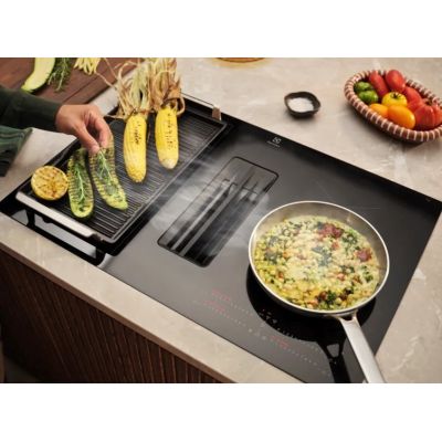 4. Induktionskochfeld mit integrierter Dunstabzugshaube ELECTROLUX ECC83443CZ SaphirMatt, mattschwarz, 80 cm