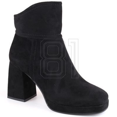 Wildlederstiefeletten mit Blockabsatz und Plateau, isoliert, M.Daszyński W SAN24A, schwarz