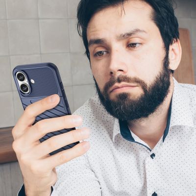 7. Thunder Case Silikonhülle für iPhone 16 – blau