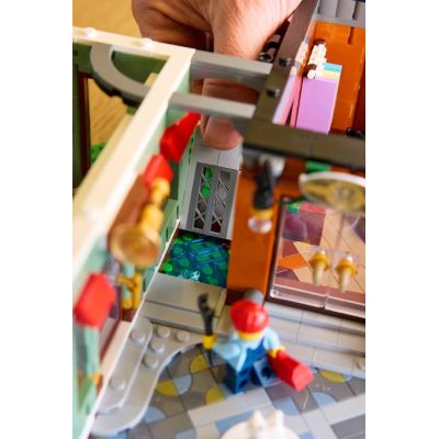 19. LEGO Icons 11371 – Einkaufsstraße