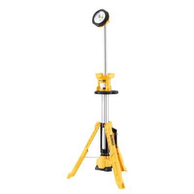 4. DeWalt DCL079-XJ Teleskop-Stativlampe (3000 lm; Warmweiß)