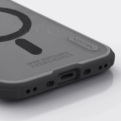 8. Nillkin Super Frosted Shield Pro MagSafe-kompatible Hülle für iPhone 17 Air – Transparent Schwarz