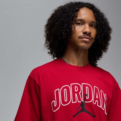 3. Air Jordan Brooklyn Arch Logo T-Shirt für Herren, Gym Red - IB7347-687