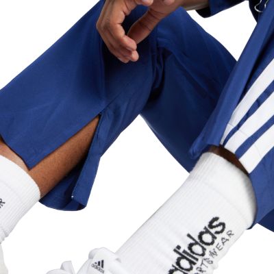 6. adidas Essentials Herrenhose mit 3 Streifen, Stanford-Design, offener Saum, Blau, JE6400