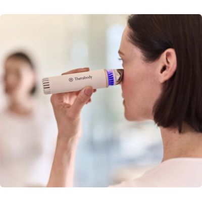 3. Therabody TheraFace Depuffing Wand (Weiß) – Gesichtsbehandlungsstab