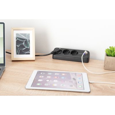 25. Digitus 3-fach-Steckdosenleiste fürs Büro mit 2 USB-A- und 1 USB-C-Anschluss, Schwarz
