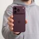 8. Tech-Protect Camfull Fit+ Displayschutzfolie aus gehärtetem Glas für iPhone 18 Pro – Burgunderrot